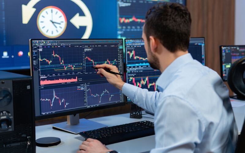 Scalpers and full-time traders favor 1–30 min charts for frequent supply and demand setups