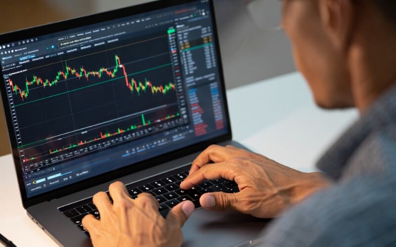 Successful Heikin Ashi scalping needs real-time data, solid charts, and easy HA access